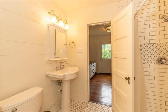 5975 Calder Avenue Beaumont, TX 77706 - Photo 33 of 35 a bathroom with a sink a toilet and shower