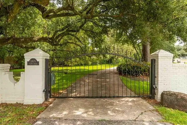 a view of a outdoor space in front of a house