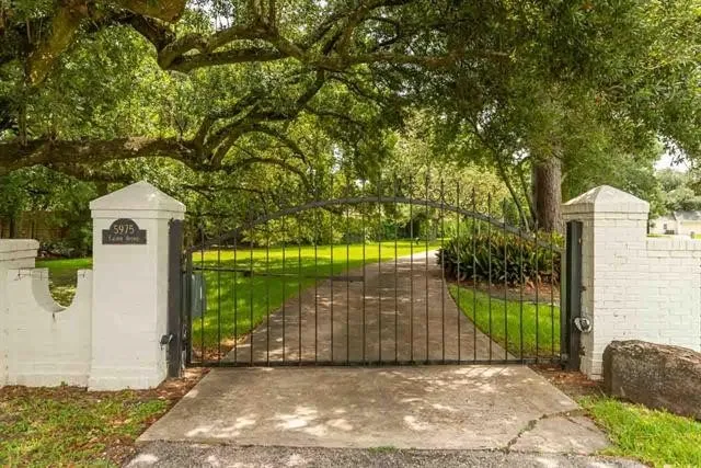 a view of a outdoor space in front of a house