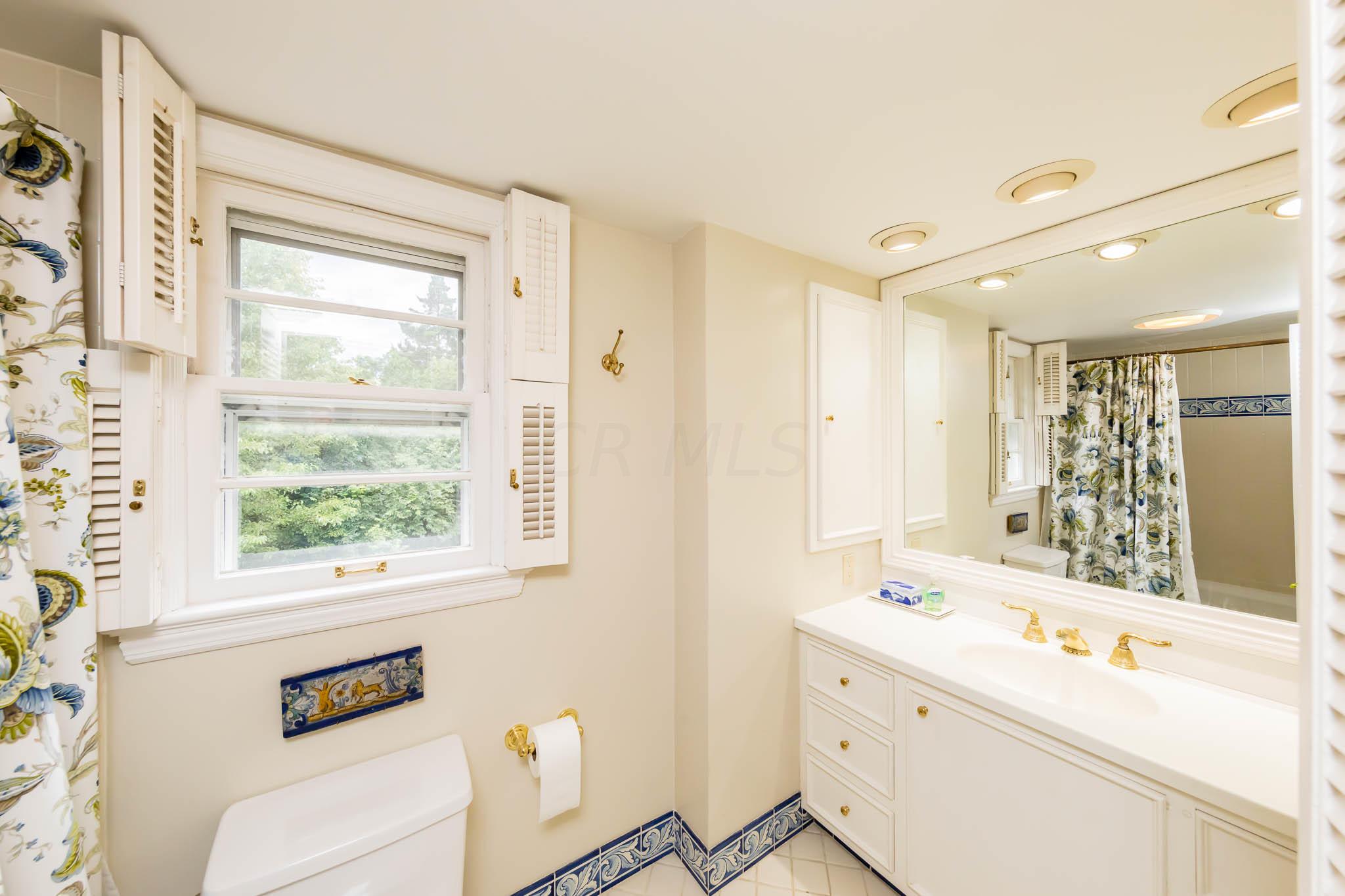 2484 Dorset Road Columbus, OH 43221 - Photo 33 of 41