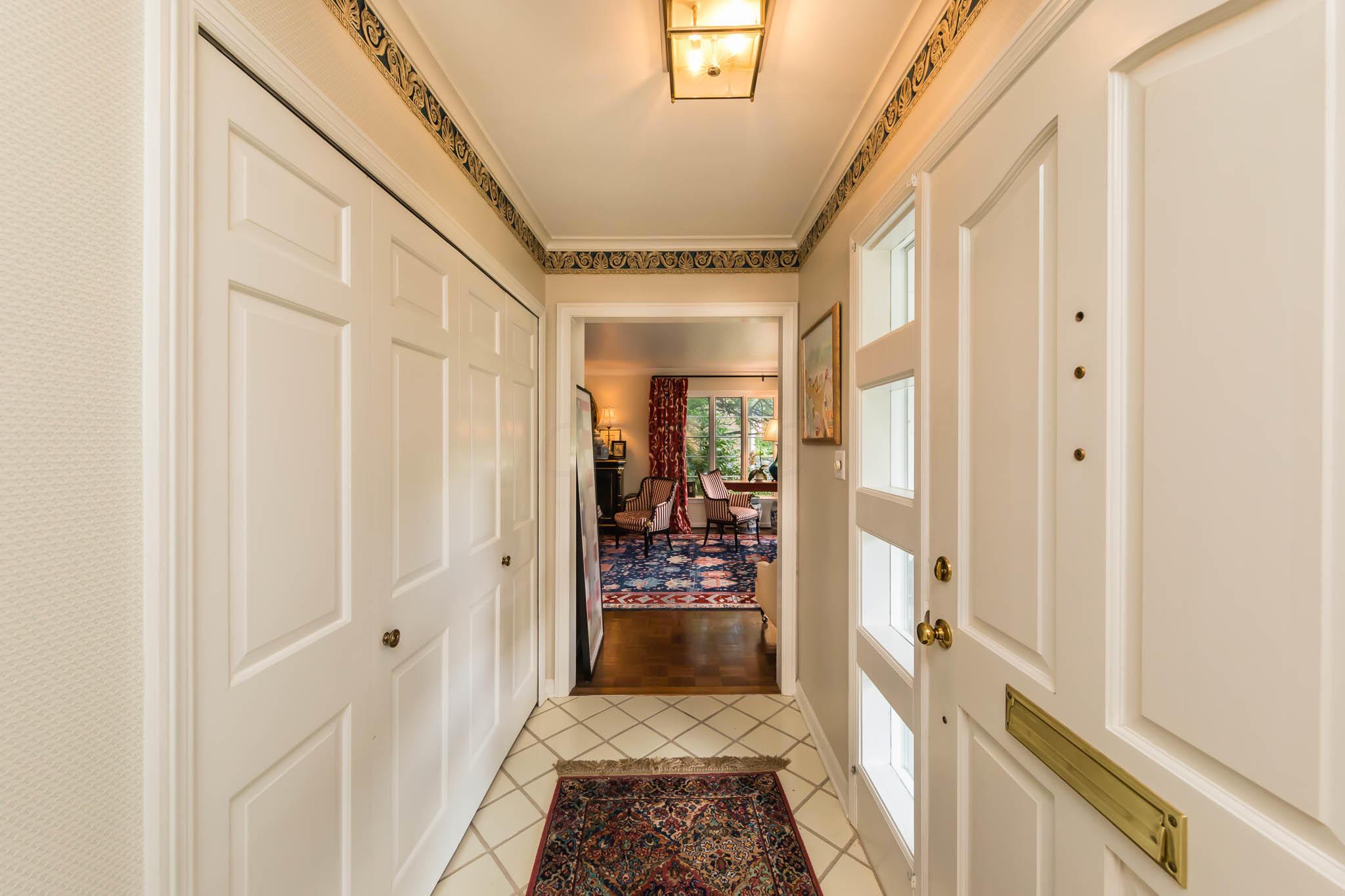 2484 Dorset Road Columbus, OH 43221 - Photo 6 of 41