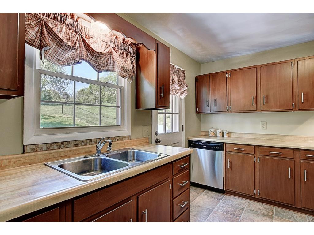 288 Hart Road Elizabethton, TN 37643 - Photo 6 of 34 Photo 6