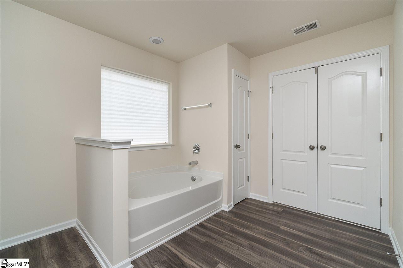 306 Skye Road Easley, SC 29642 - Photo 26 of 32 Master bath garden tub