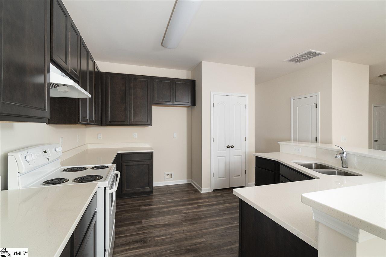 306 Skye Road Easley, SC 29642 - Photo 6 of 32 Kitchen with quartz countertops
