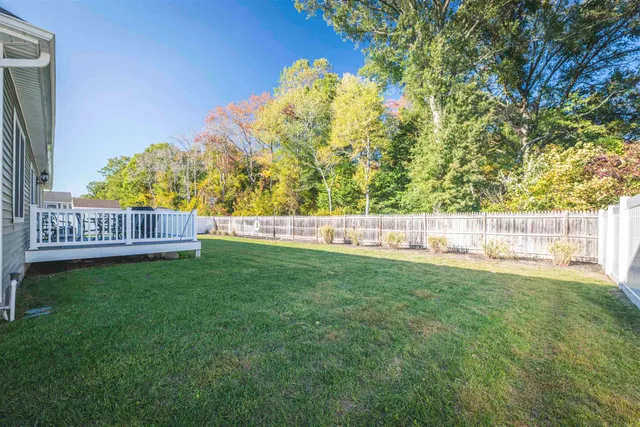 a view of yard with green space