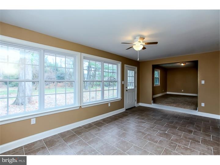 323 Democrat Road Gibbstown, NJ 08027 - Photo 3 of 25 Living Room