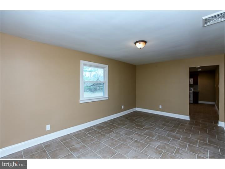 323 Democrat Road Gibbstown, NJ 08027 - Photo 4 of 25 Dining Room