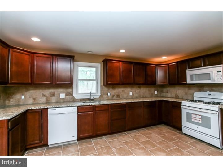 323 Democrat Road Gibbstown, NJ 08027 - Photo 10 of 25 Kitchen