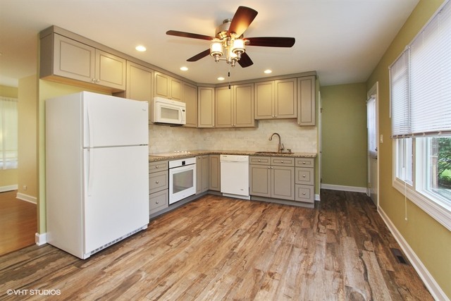 240 Raupp Boulevard Buffalo Grove, IL 60089 - Photo 3 of 15