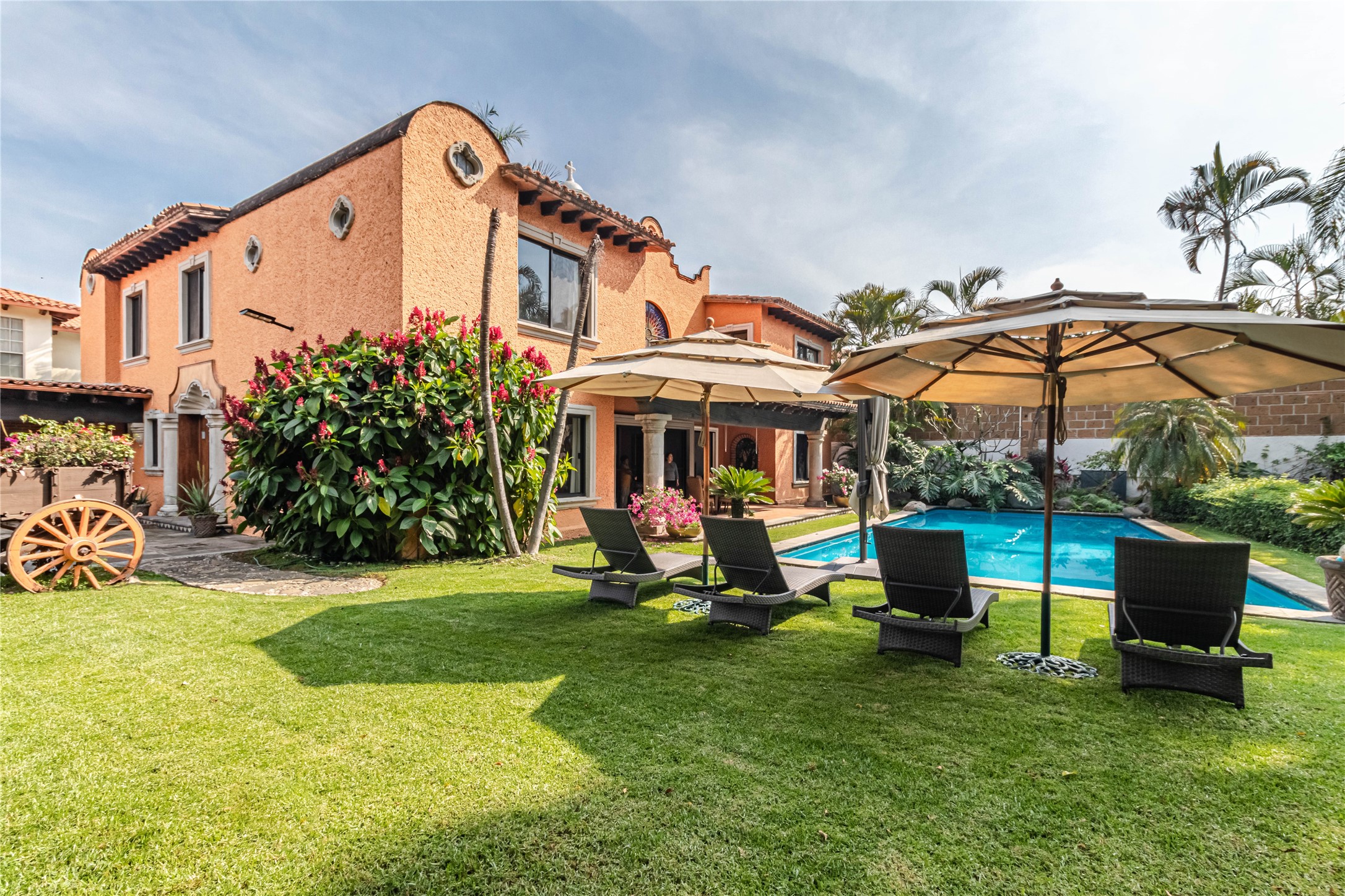 Llamarada Rochester, undefined 62563 - Photo 1 of 50 a view of a chair and table in the front of a house