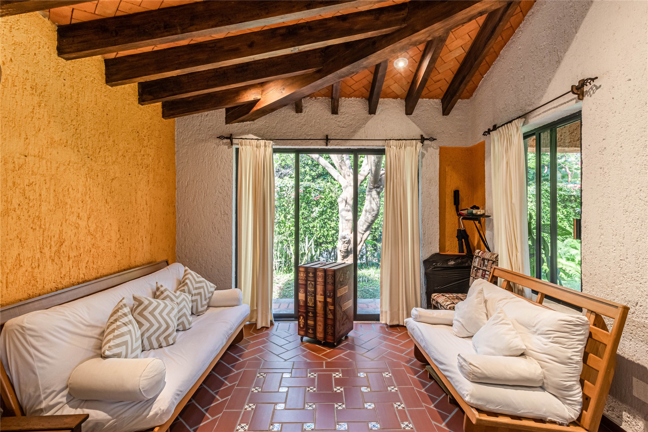 Llamarada Rochester, undefined 62563 - Photo 11 of 50 a living room with furniture