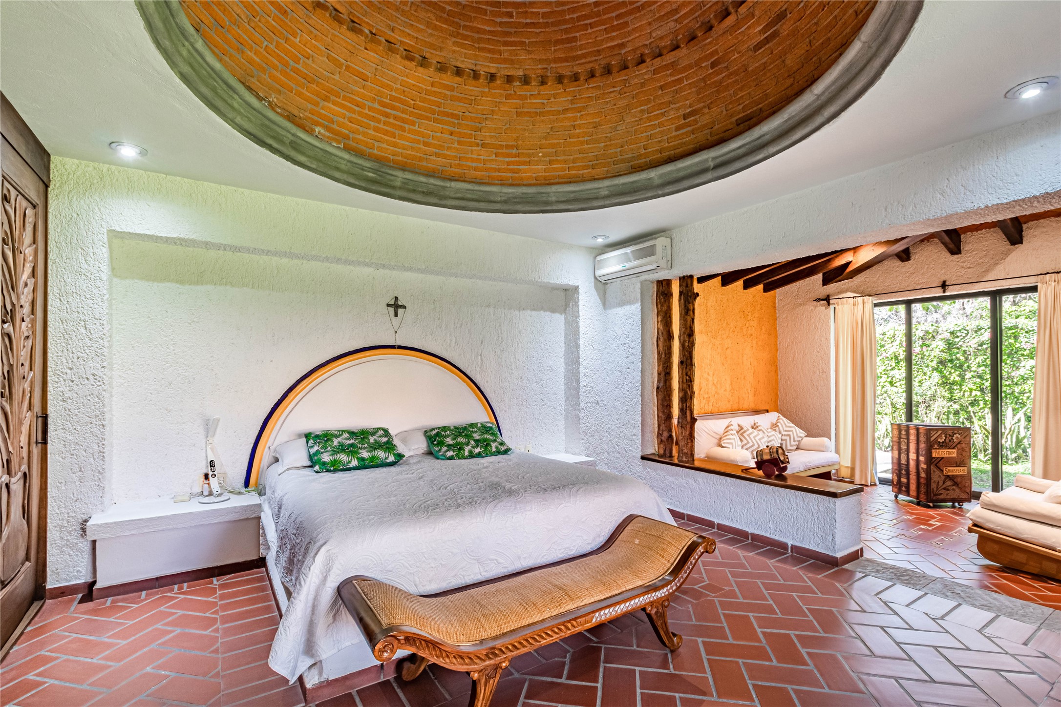 Llamarada Rochester, undefined 62563 - Photo 13 of 50 a living room with furniture and a window