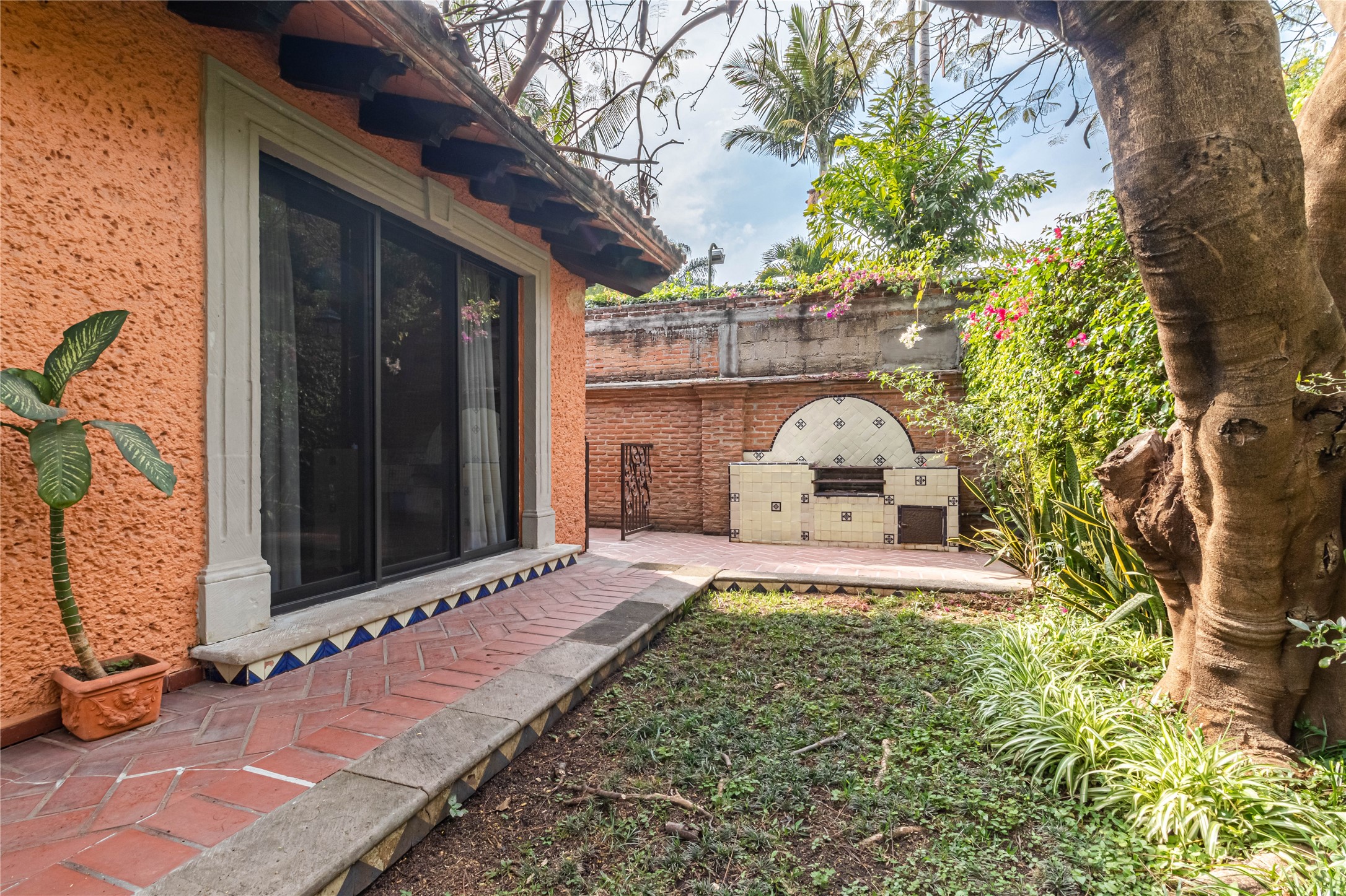 Llamarada Rochester, undefined 62563 - Photo 17 of 50 a front view of a house with garden