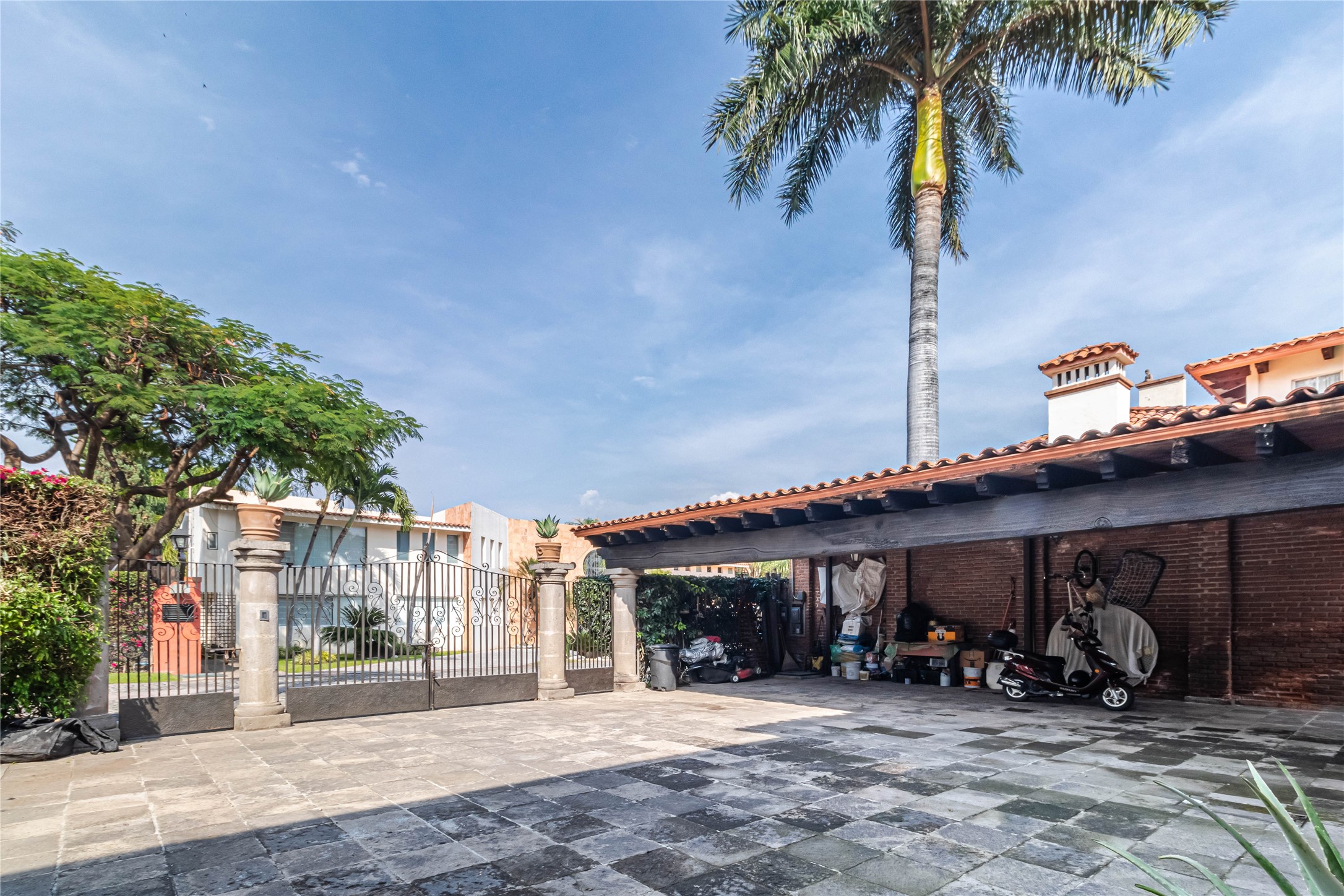 Llamarada Rochester, undefined 62563 - Photo 2 of 50 a view of a building with a patio