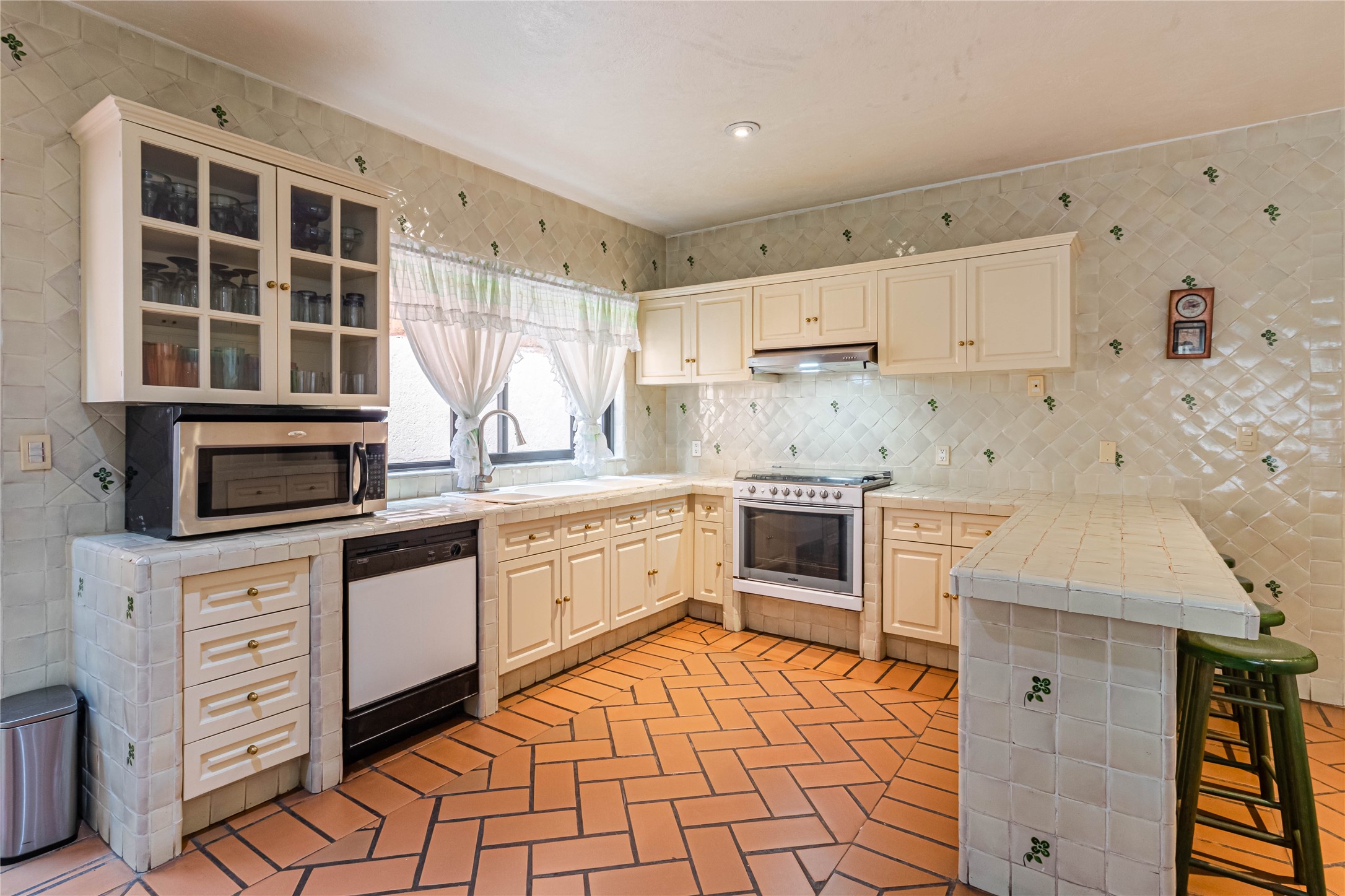 Llamarada Rochester, undefined 62563 - Photo 35 of 50 a kitchen with granite countertop a stove sink and cabinets
