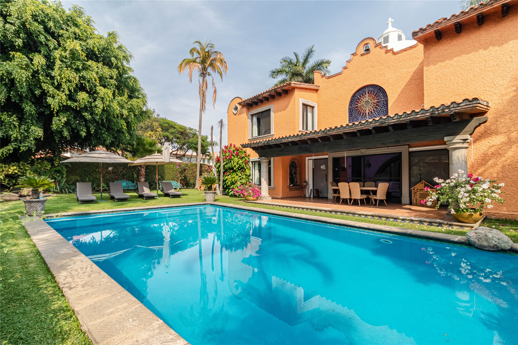 Llamarada Rochester, undefined 62563 - Photo 6 of 50 a view of a house with swimming pool and a porch