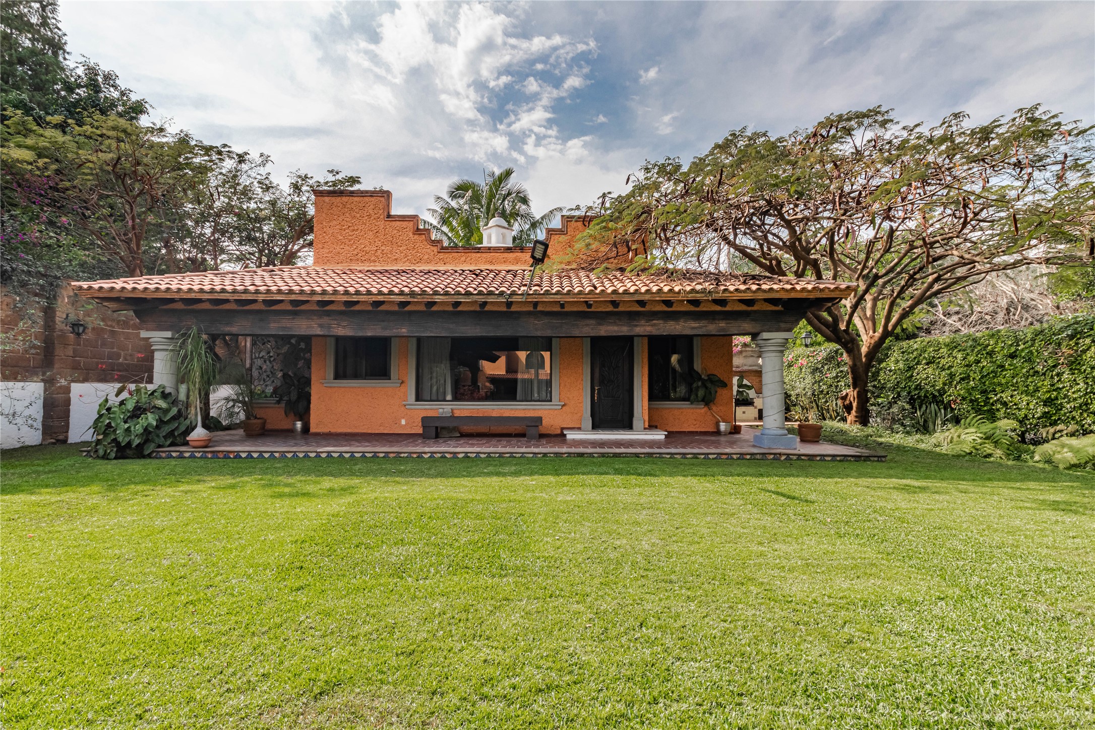 Llamarada Rochester, undefined 62563 - Photo 9 of 50 a view of a house with a garden and swimming pool