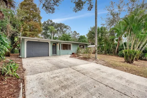 $2,100 | 2212 Vinson Avenue, Sarasota, FL 34232