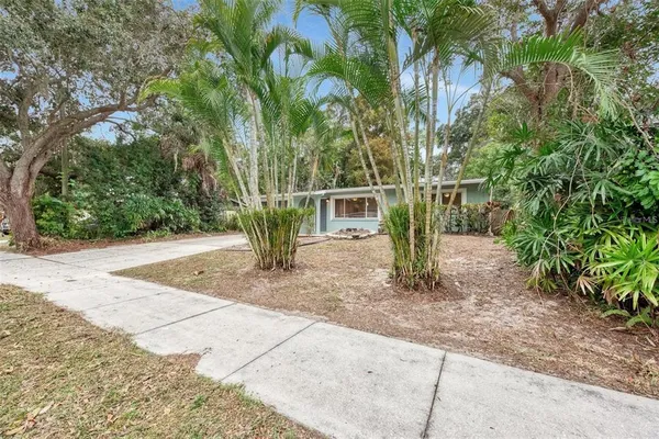 $2,100 | 2212 Vinson Avenue, Sarasota, FL 34232