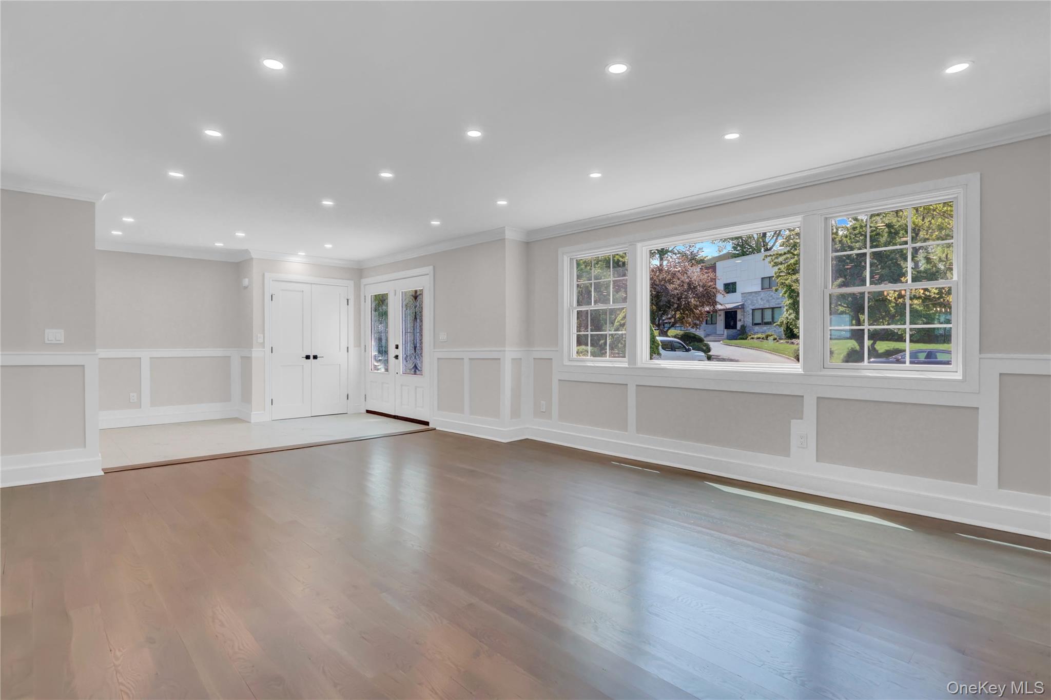 52 Woodland Road Roslyn, NY 11576 - Photo 5 of 50 Entry-Living