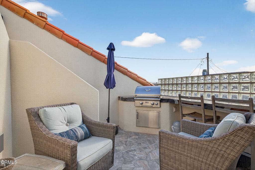 116 Pasadena Avenue Oxnard, CA 93035 - Photo 40 of 52 a living room with furniture and kitchen view