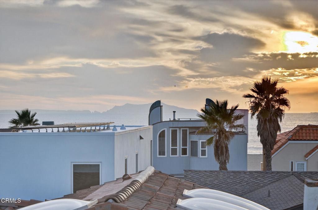 116 Pasadena Avenue Oxnard, CA 93035 - Photo 46 of 52 a view of a city from a terrace