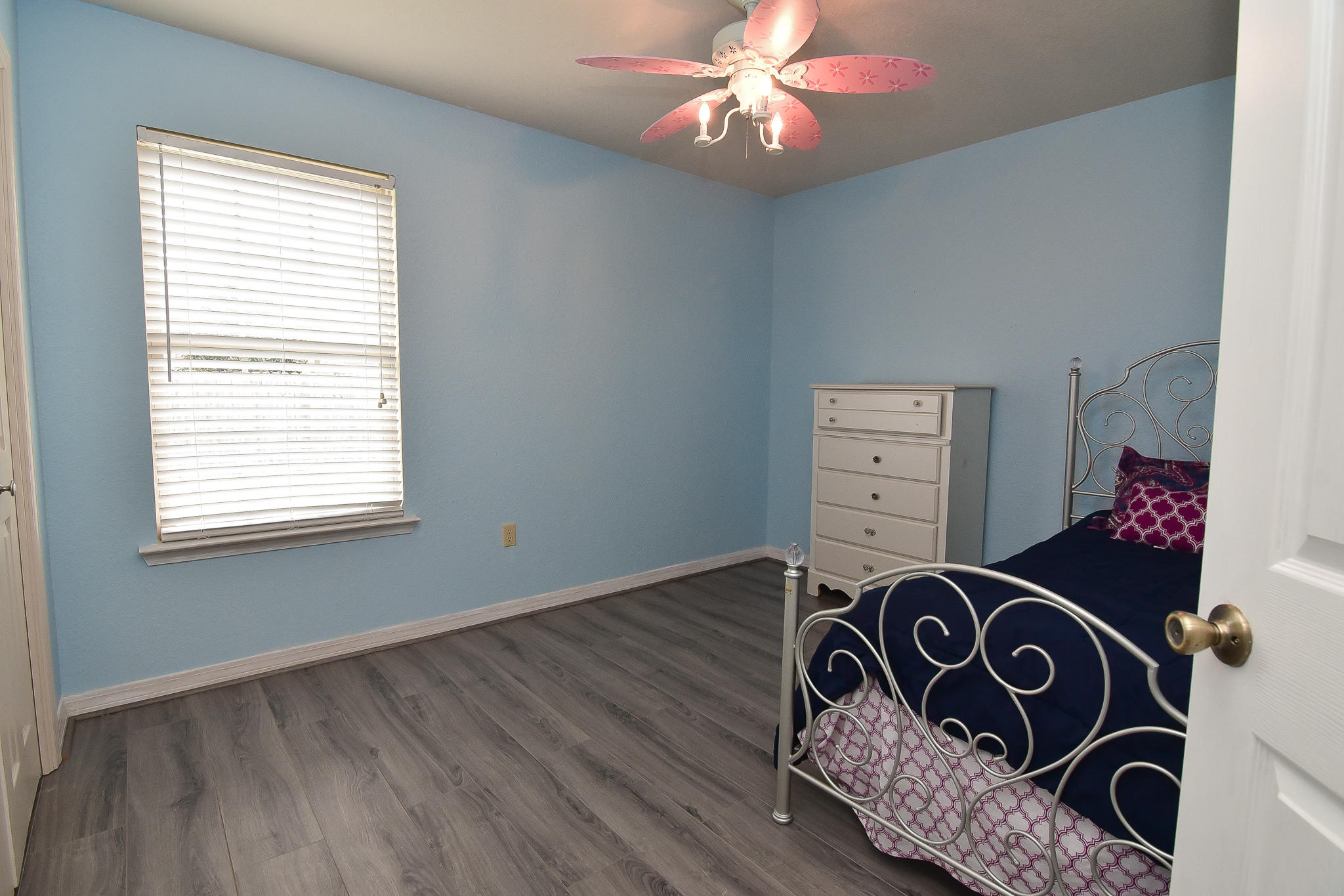 4214 Painter Branch Road Crestview, FL 32539 - Photo 22 of 41 a view of a livingroom with a window