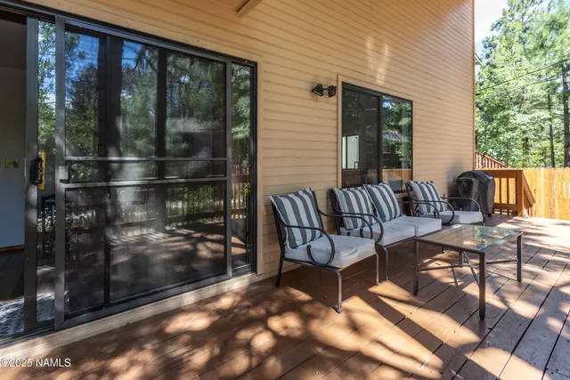 a view of a back yard