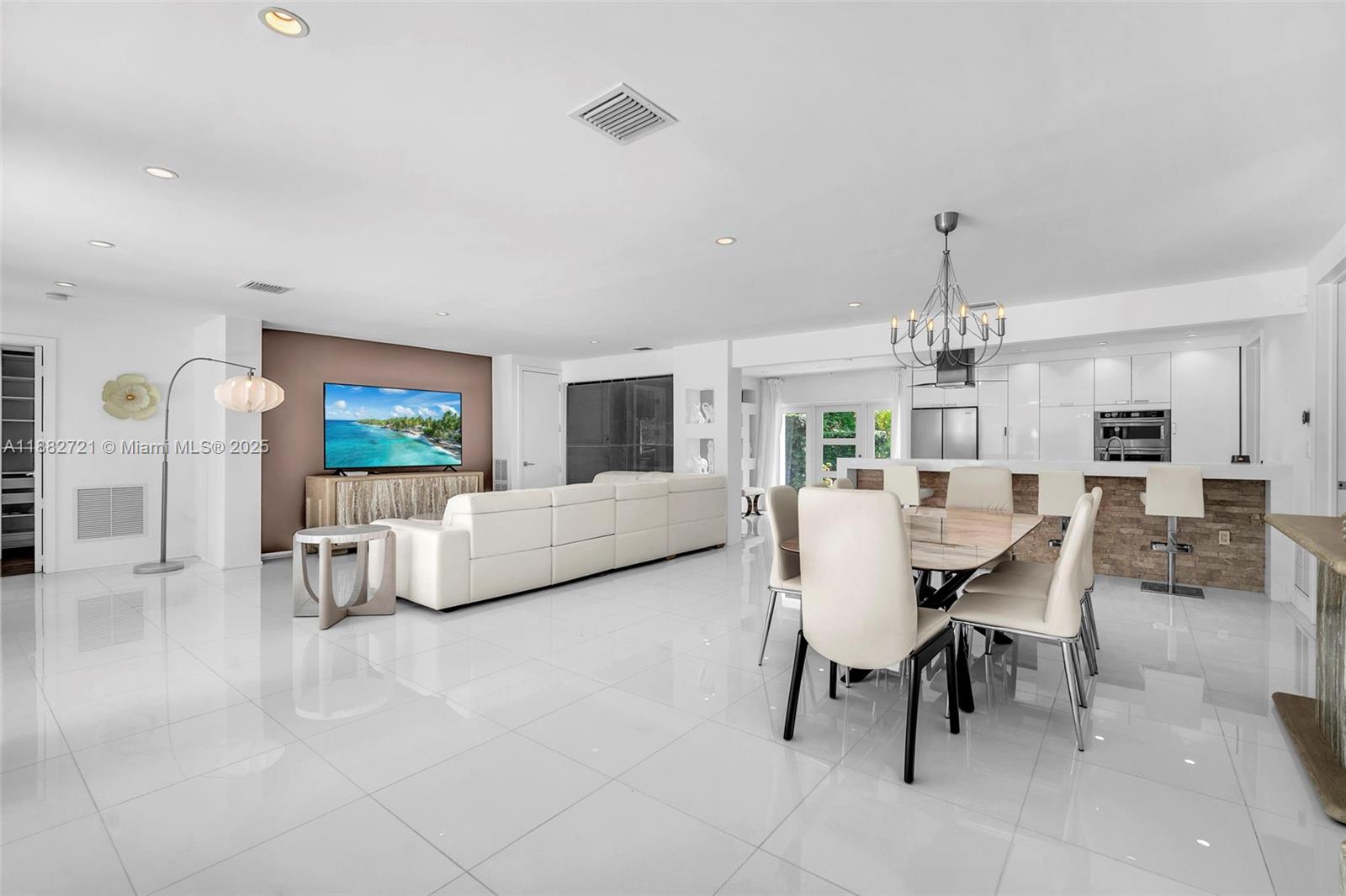 203 Ridgewood Road, Unit 203 Coral Gables, FL 33133 - Photo 4 of 44