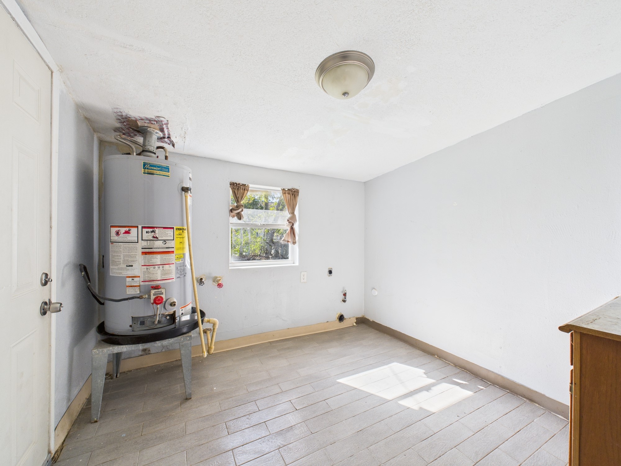 3814 Luca Street Houston, TX 77021 - Photo 10 of 31 a living room with furniture and a window