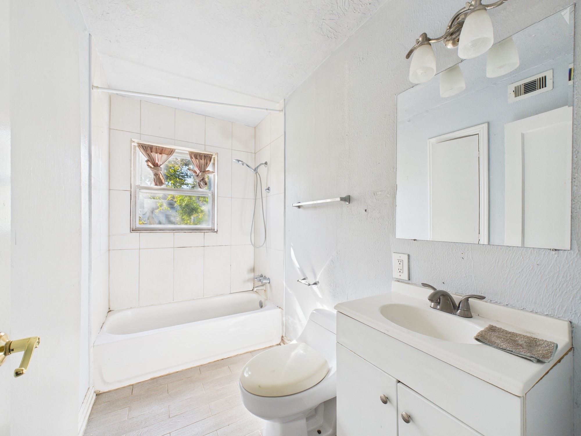 3814 Luca Street Houston, TX 77021 - Photo 13 of 31 a bathroom with a sink a toilet and a bathtub
