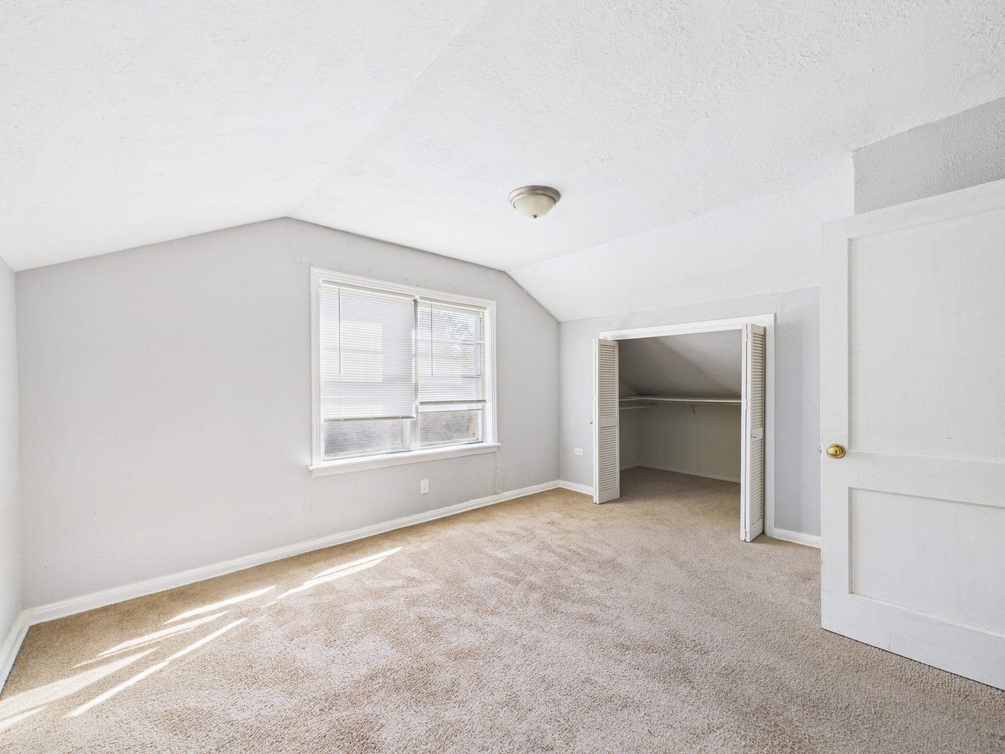 3814 Luca Street Houston, TX 77021 - Photo 22 of 31 an empty room with windows and closet