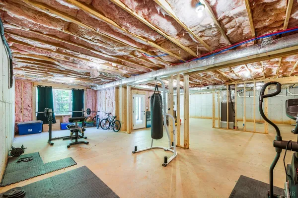 en empty room with windows and pillars in it