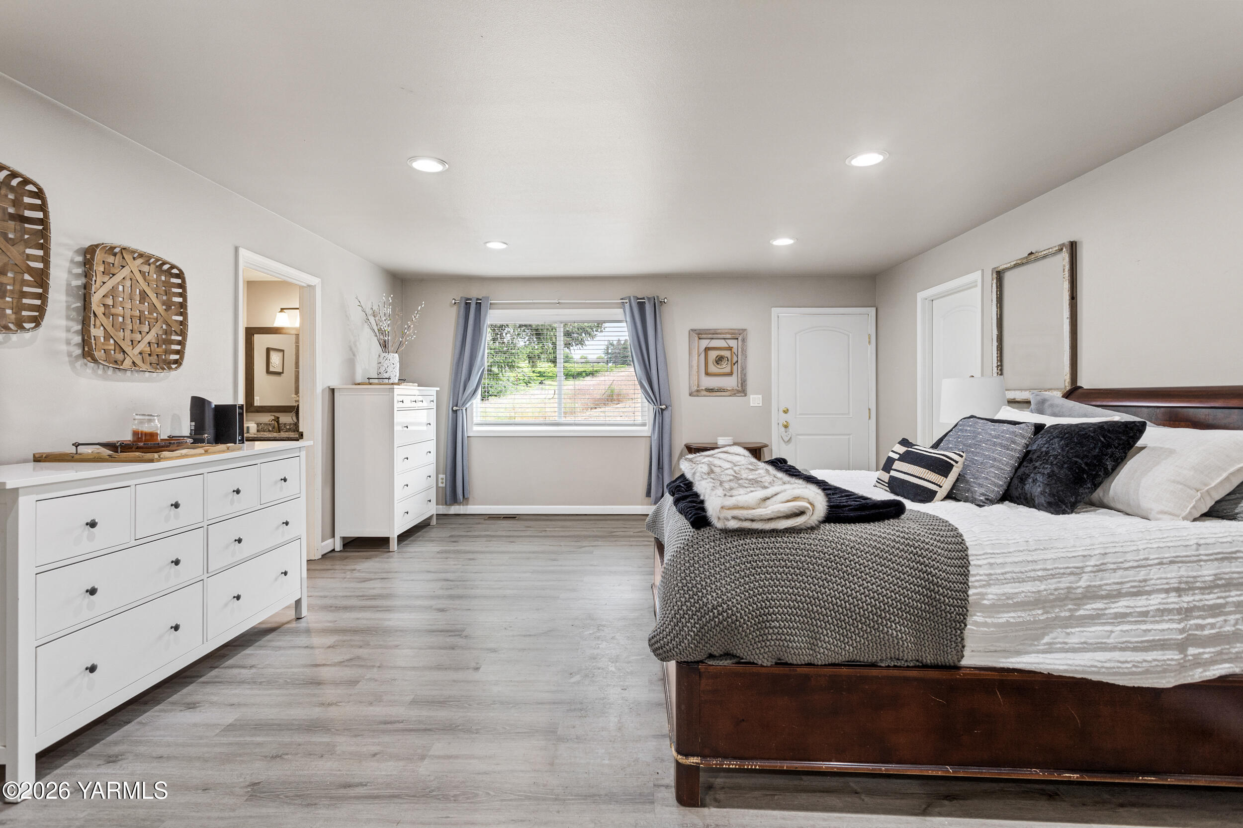 2121 Pleasant Hill Road Selah, WA 98942 - Photo 18 of 38 a bedroom with a bed and window