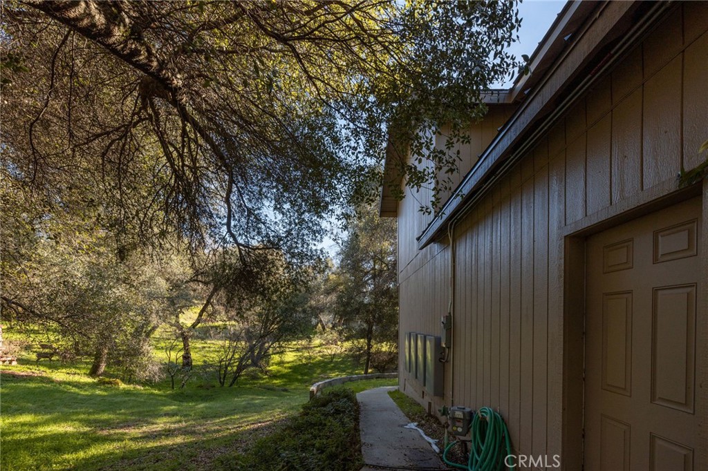 39301 Moonray Lane Oakhurst, CA 93644 - Photo 52 of 55 a backyard of a house with lots of green space