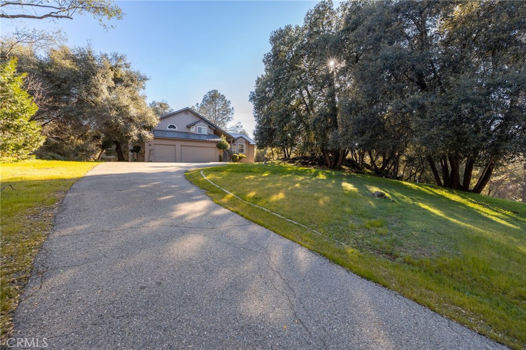 39301 Moonray Lane Oakhurst, CA 93644 - Photo 53 of 55 a view of a backyard with a garden