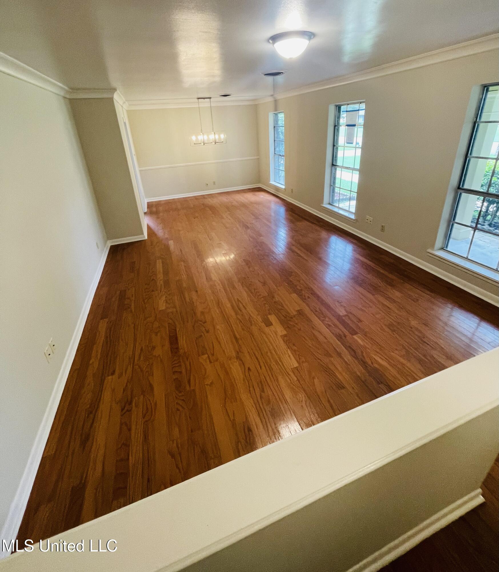 107 North Temple Road Natchez, MS 39120 - Photo 10 of 38 107NTemplelivingroom