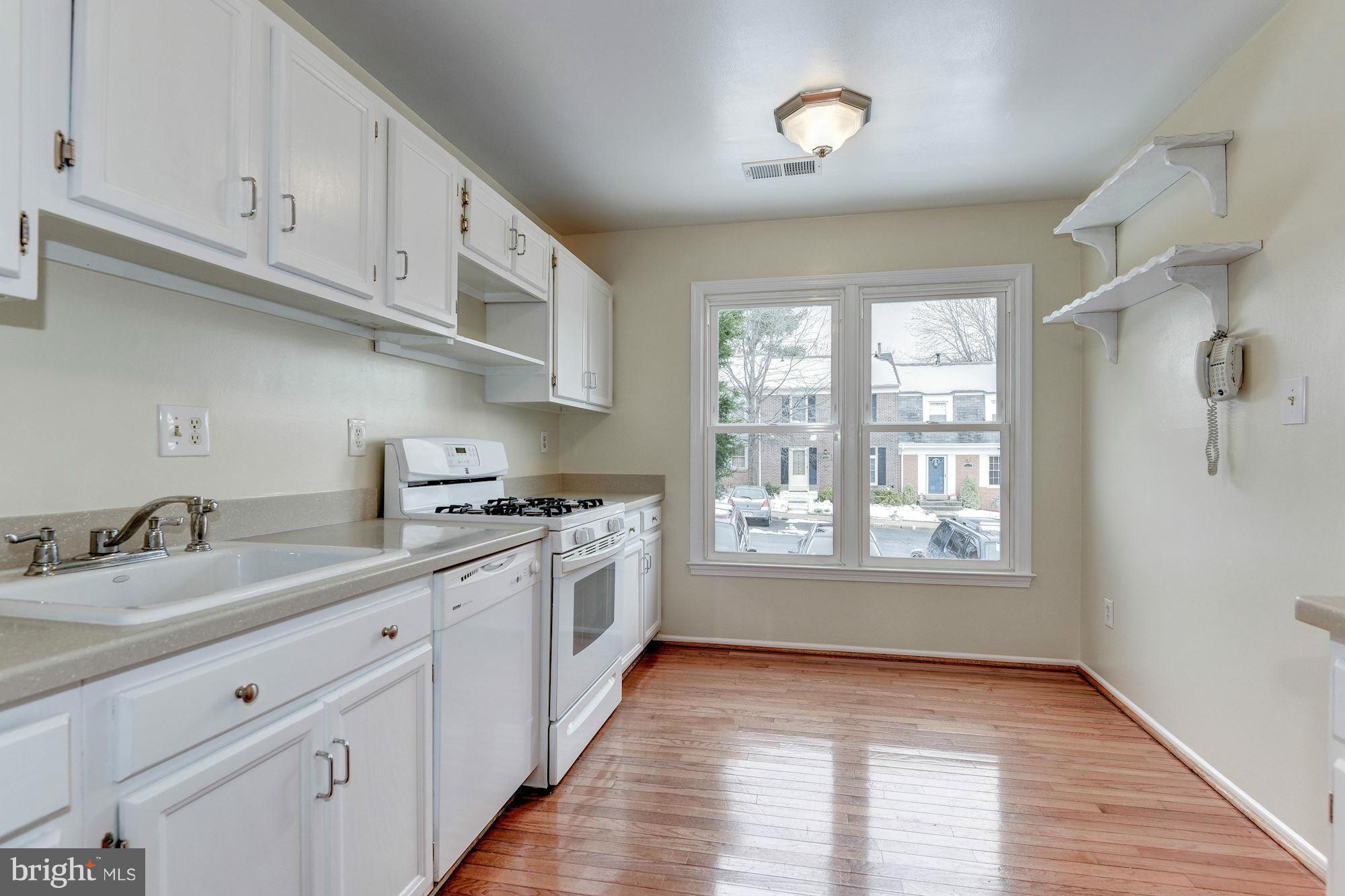 9529 Burdett Road Burke, VA 22015 - Photo 9 of 30 Kitchen