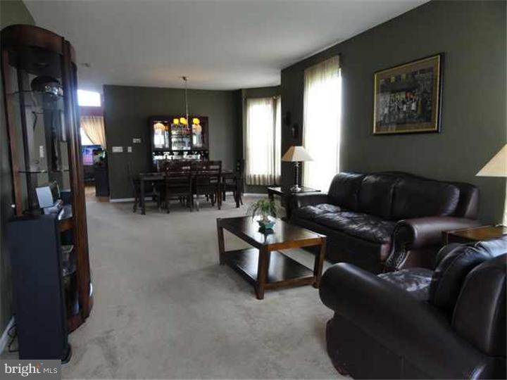 98 Threadleaf Terrace Burlington, NJ 08016 - Photo 3 of 22 Living Room