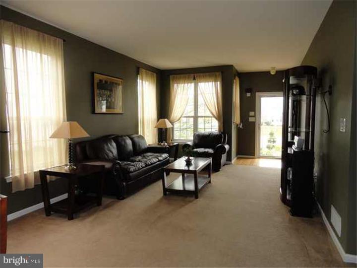 98 Threadleaf Terrace Burlington, NJ 08016 - Photo 4 of 22 Living Room