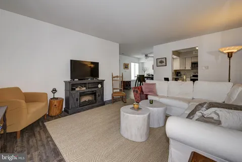 $269,999 | 375 Woodlake Drive, Marlton, NJ 08053