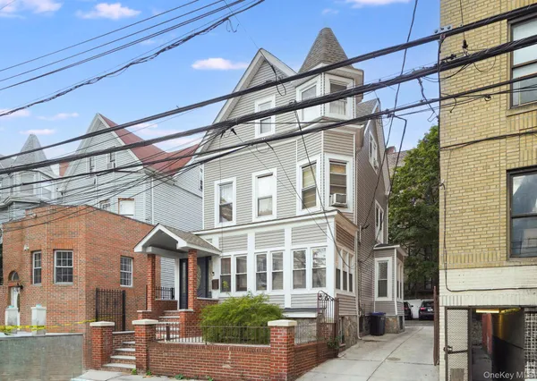 $820,000 | 3340 Perry Avenue | Norwood