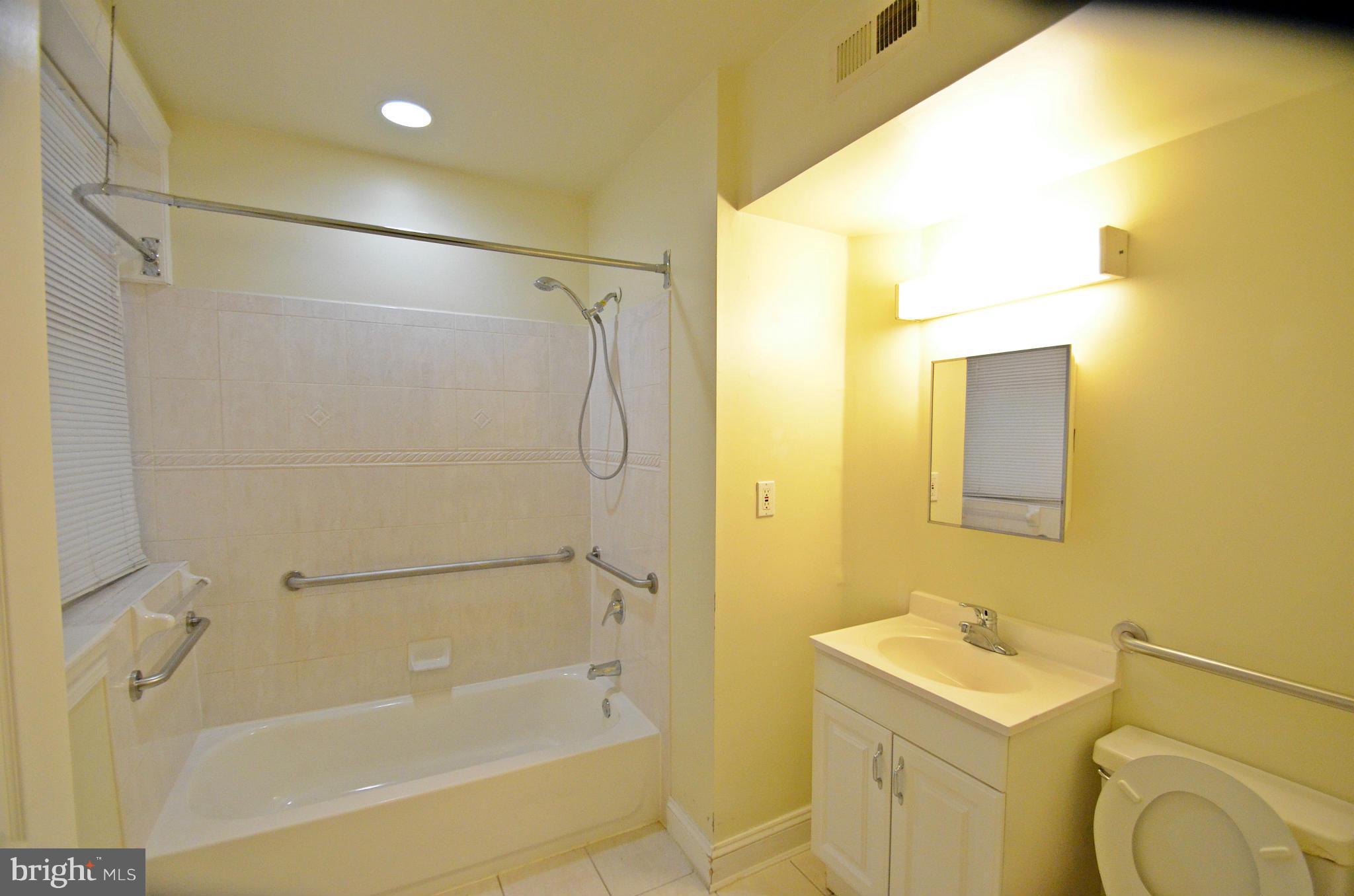 524 Kenyon Street Northwest Washington, DC 20010 - Photo 9 of 19 Bath
