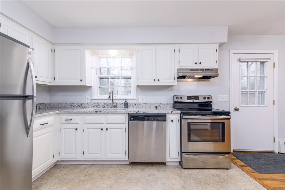 5 Holly Drive Westerly, RI 02891 - Photo 9 of 50