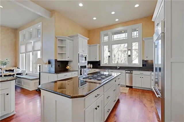 $1,875,000 | 100 Hever Knoll, Loch Lloyd, MO 64012