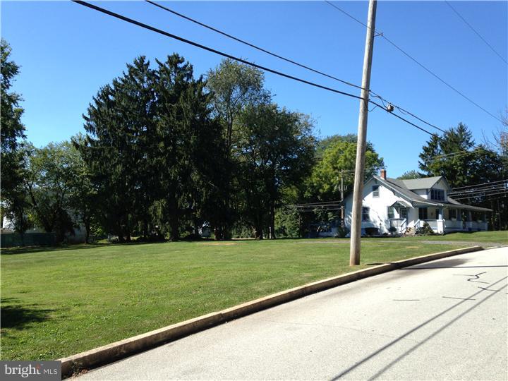 204 Level Road Collegeville, PA 19426 - Photo 2 of 17 Side Yard