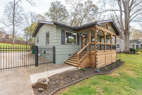 a view of a house with a yard