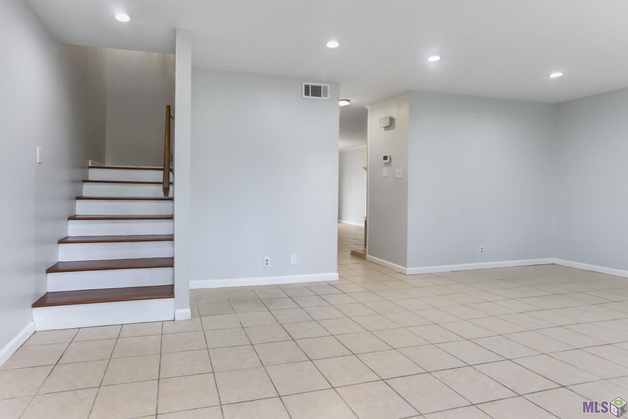 2452 Shadowbrook Drive Baton Rouge, LA 70816 - Photo 2 of 23 Inside front door Living room