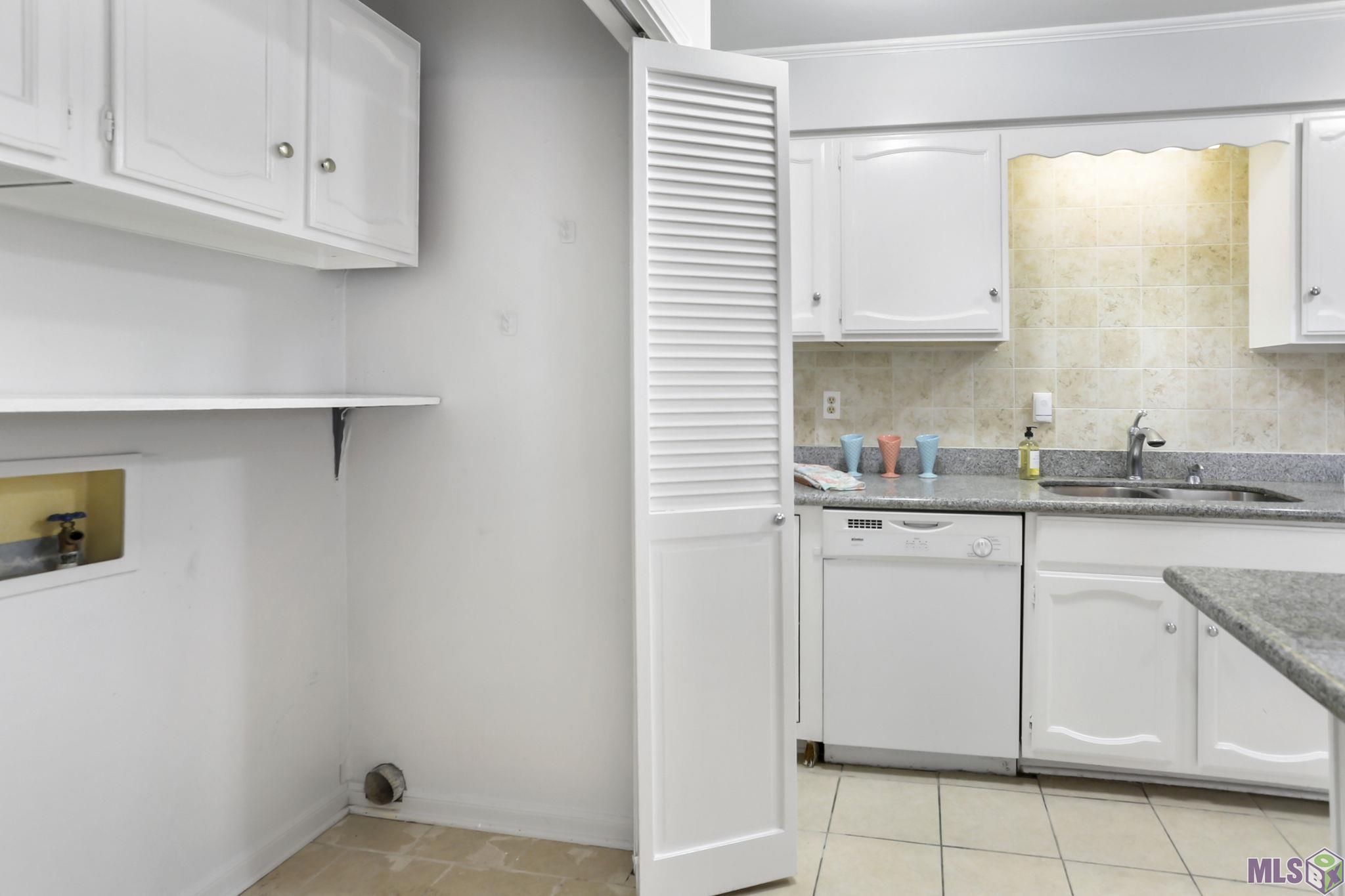 2452 Shadowbrook Drive Baton Rouge, LA 70816 - Photo 21 of 23 Laundry room off kitchen