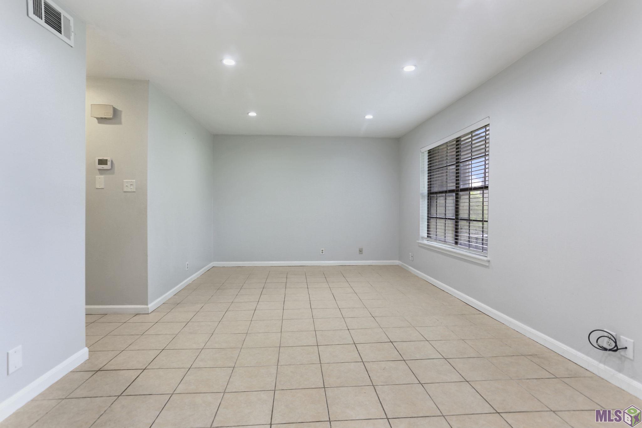 2452 Shadowbrook Drive Baton Rouge, LA 70816 - Photo 3 of 23 Spacious living room